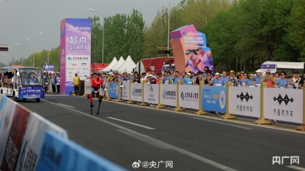 2026人形机器人半马鸣枪开跑