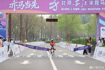 50分26秒！2026北京亦庄人形机器人半程马拉松冠军出炉