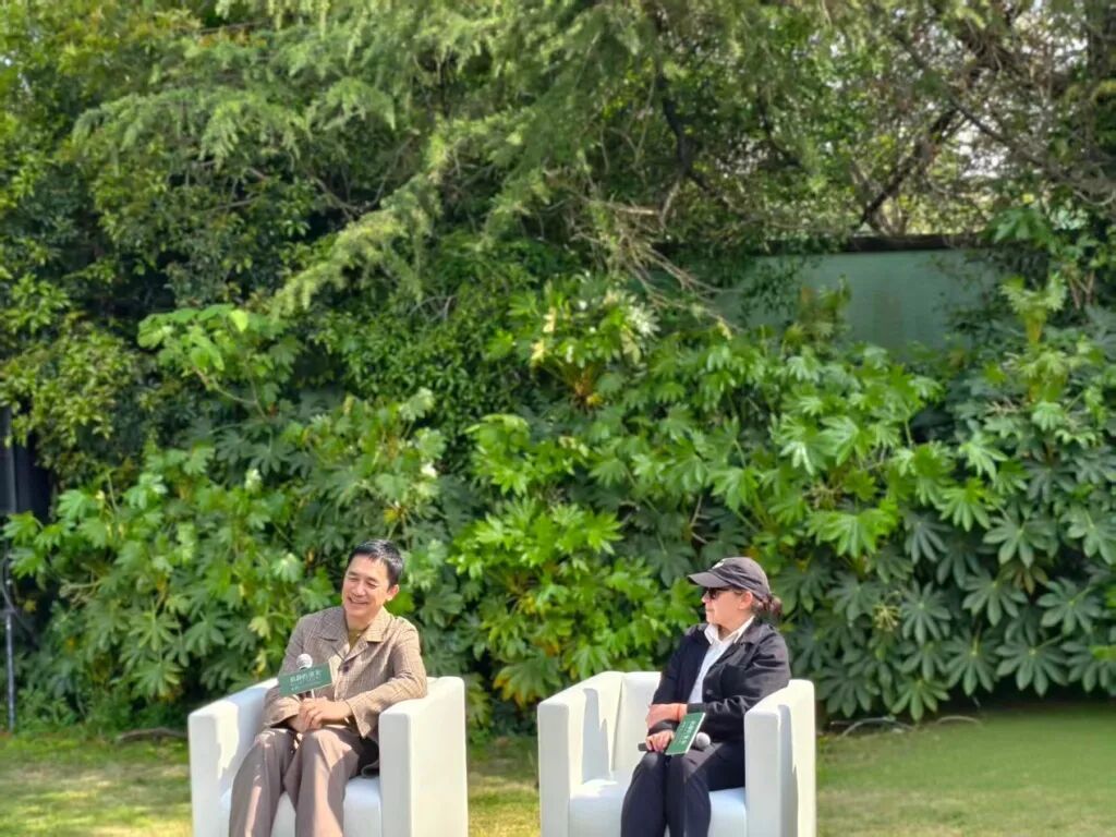 梁朝伟和银杏树演对手戏，i人这次拍舒服了