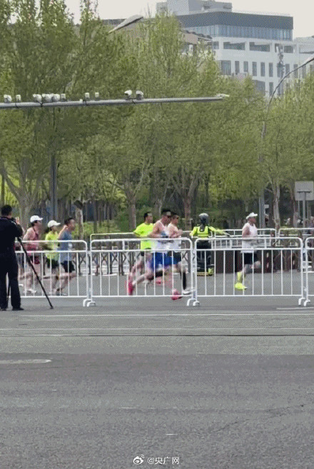 北京交警机器人JQR001正式上岗