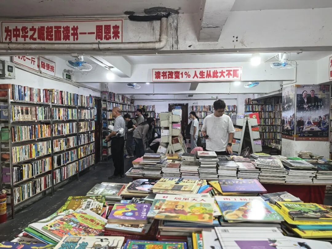9元一斤不涨价！深圳这家书店按秤卖书坚守十年