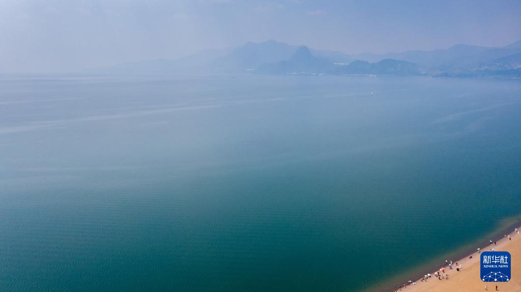 云南抚仙湖：碧水漾清波 湖光醉游人