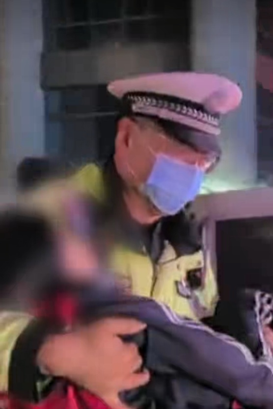 女孩高速上两次呕血，接下来的一幕看哭了……