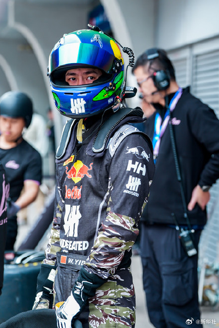 王一博出战中国超级跑车锦标赛