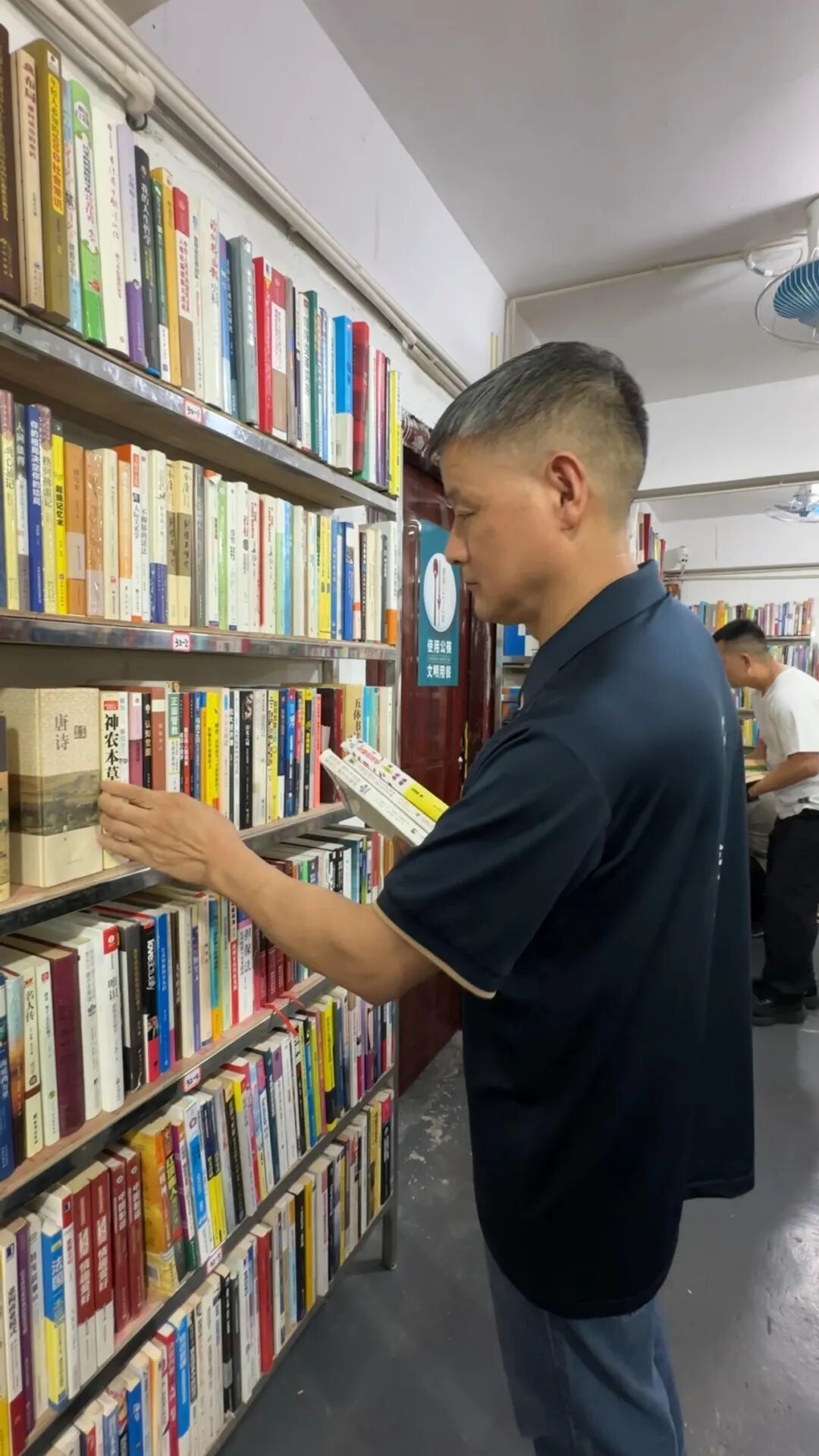 9元一斤不涨价！深圳这家书店按秤卖书坚守十年