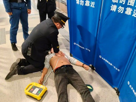 北京地铁员工AED施救，成功挽回心脏骤停乘客生命