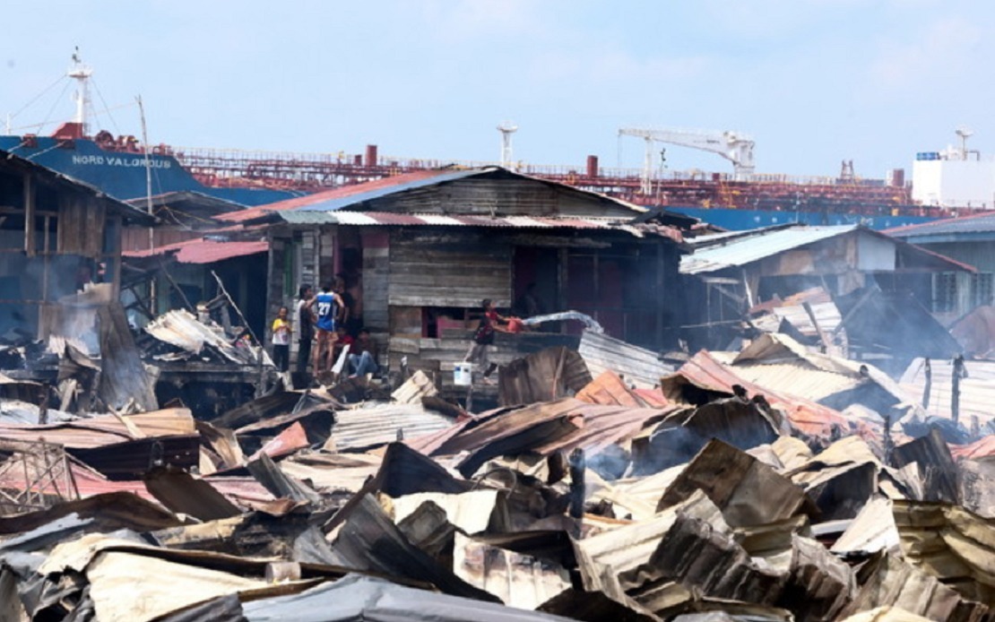 马来西亚一村庄发生火灾 约200间房屋被毁