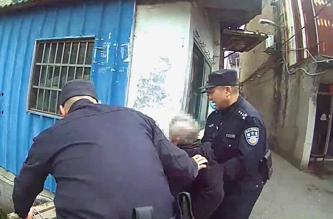 太优秀！12岁黄子轩救下九旬老人！这一幕太危险