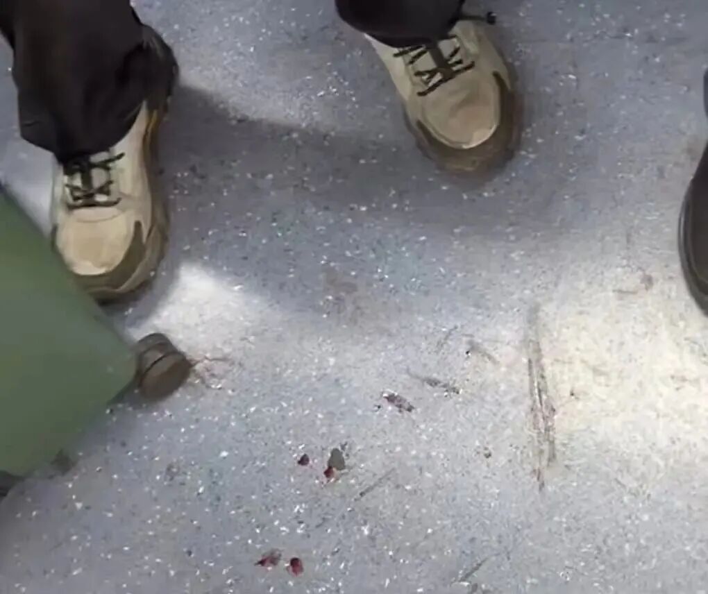 事发上海地铁！一男子携带拉杆箱有血渍渗出，男子还拿着纸巾疑似在擦……