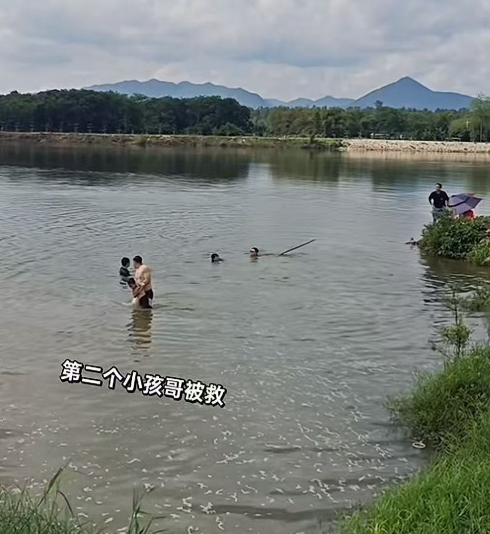 惊险！广东清远一公园水域两名小孩和救人者均溺水，男子连救三人，当事人回应