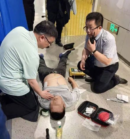 北京地铁员工AED施救，成功挽回心脏骤停乘客生命