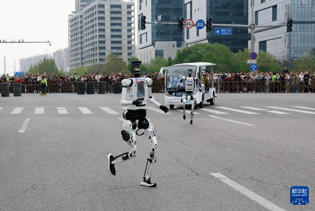 2026北京亦庄半程马拉松暨人形机器人半程马拉松举行