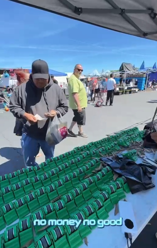 “绝对good！”河南男子在美国摆摊卖磨刀器：义乌进价1块卖5美金，月入1万美金