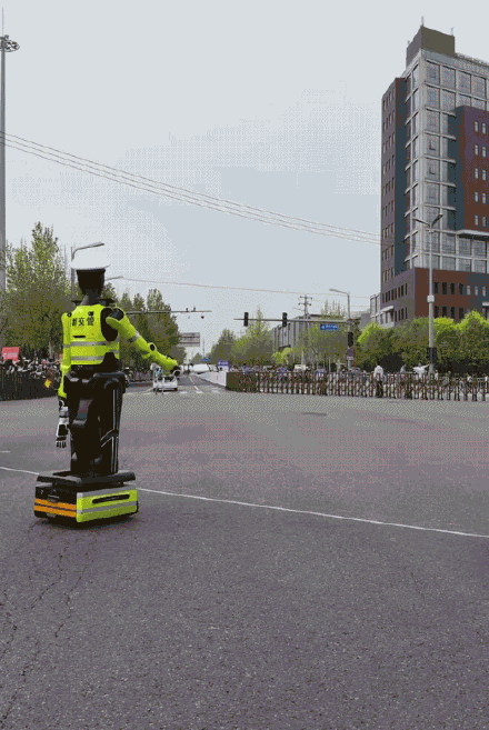 北京首个交警机器人亮相亦庄指挥半马