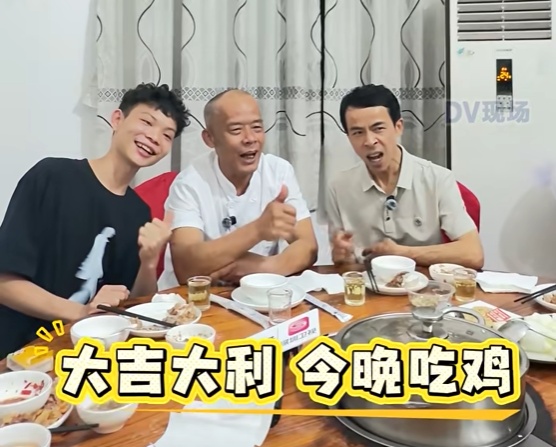 鸡排哥“全国巡炸”到顺德 ，全网最会烹饪鸡的三人集合了，网友：鸡看到都“腾腾震”