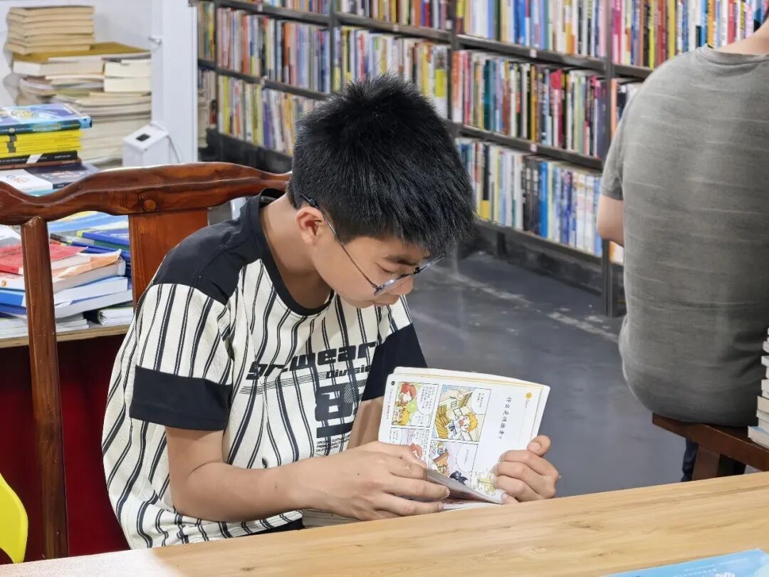 9元一斤不涨价！深圳这家书店按秤卖书坚守十年