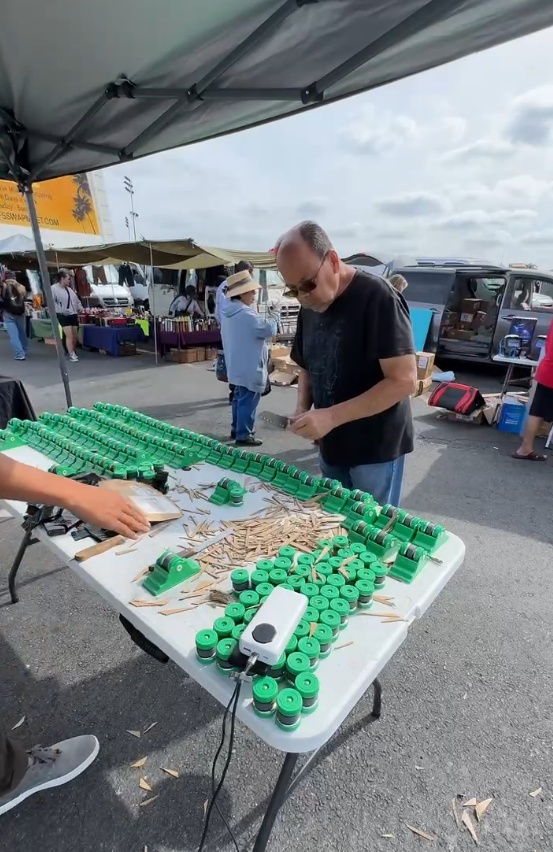 “绝对good！”河南男子在美国摆摊卖磨刀器：义乌进价1块卖5美金，月入1万美金