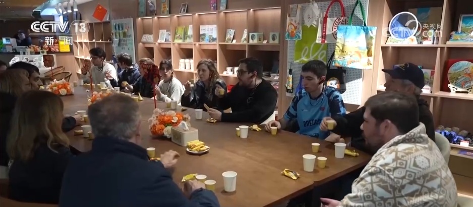 “宝藏小城”破圈吸引外国游客沉浸式体验 入境游版图加速“下沉”