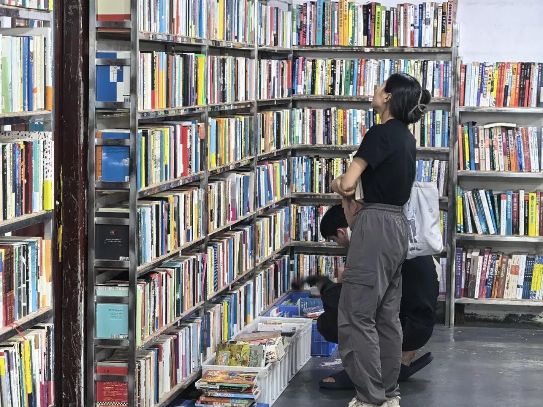 9元一斤不涨价！深圳这家书店按秤卖书坚守十年