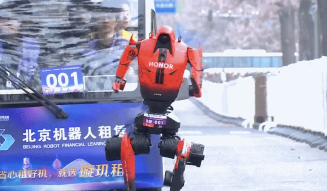 北京荣耀“闪电”以48分19秒净成绩冲线，完成2026人形机器人半马