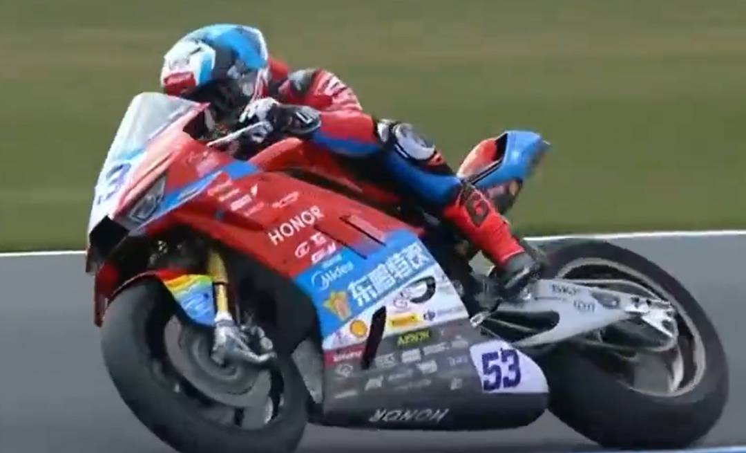 张雪机车获WSBK荷兰站第一回合正赛第四名，此前获热身赛第一