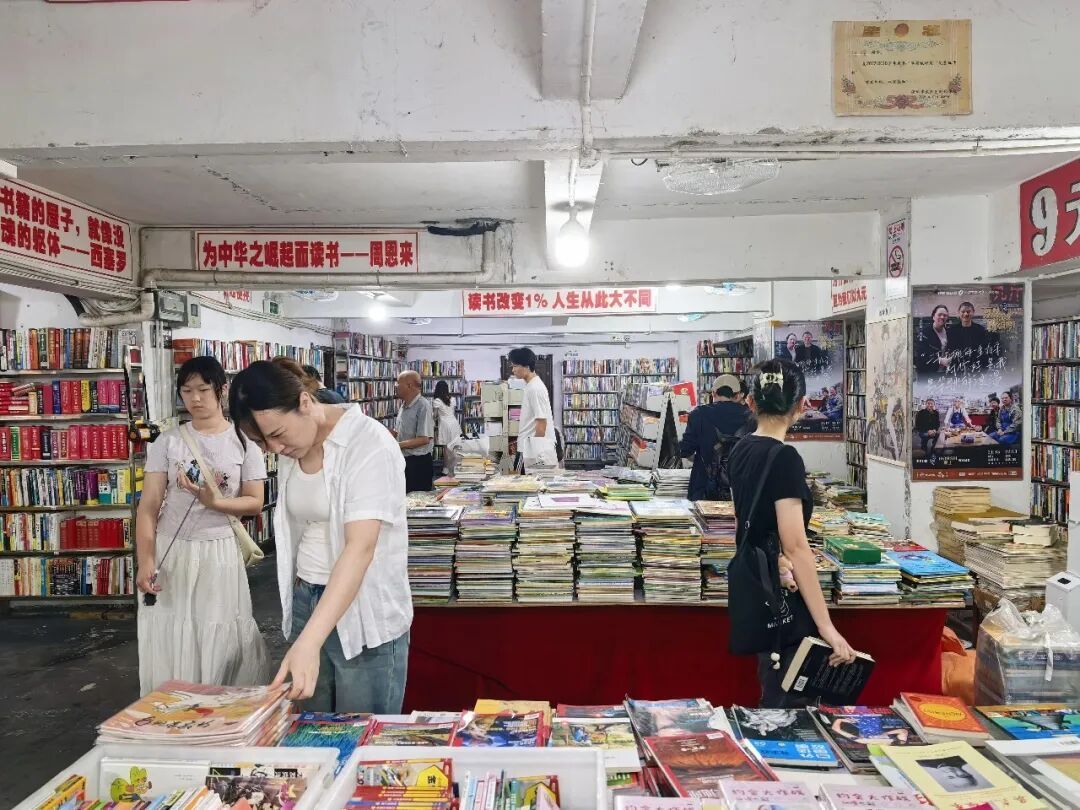 9元一斤不涨价！深圳这家书店按秤卖书坚守十年