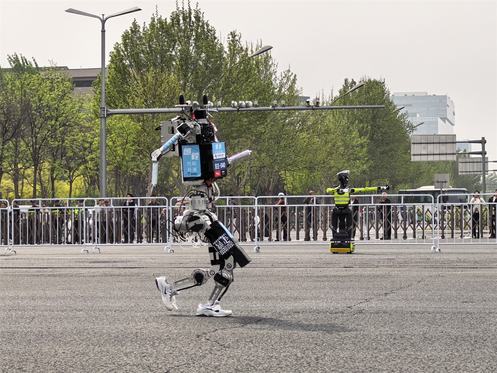 交警机器人亮相指挥北京亦庄马拉松