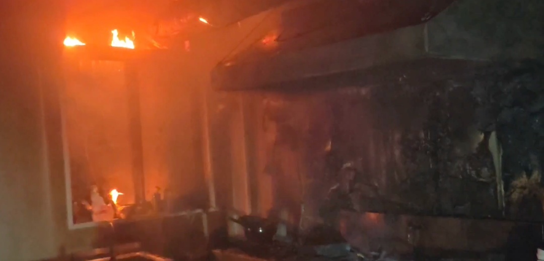 面馆深夜起大火，只怪老板太“能干”