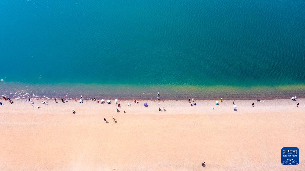 云南抚仙湖：碧水漾清波 湖光醉游人
