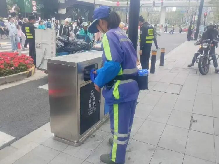 “半个上海的人都出动了”！1只西高地引爆史诗级大客流，101只西高地组团来看网红前辈