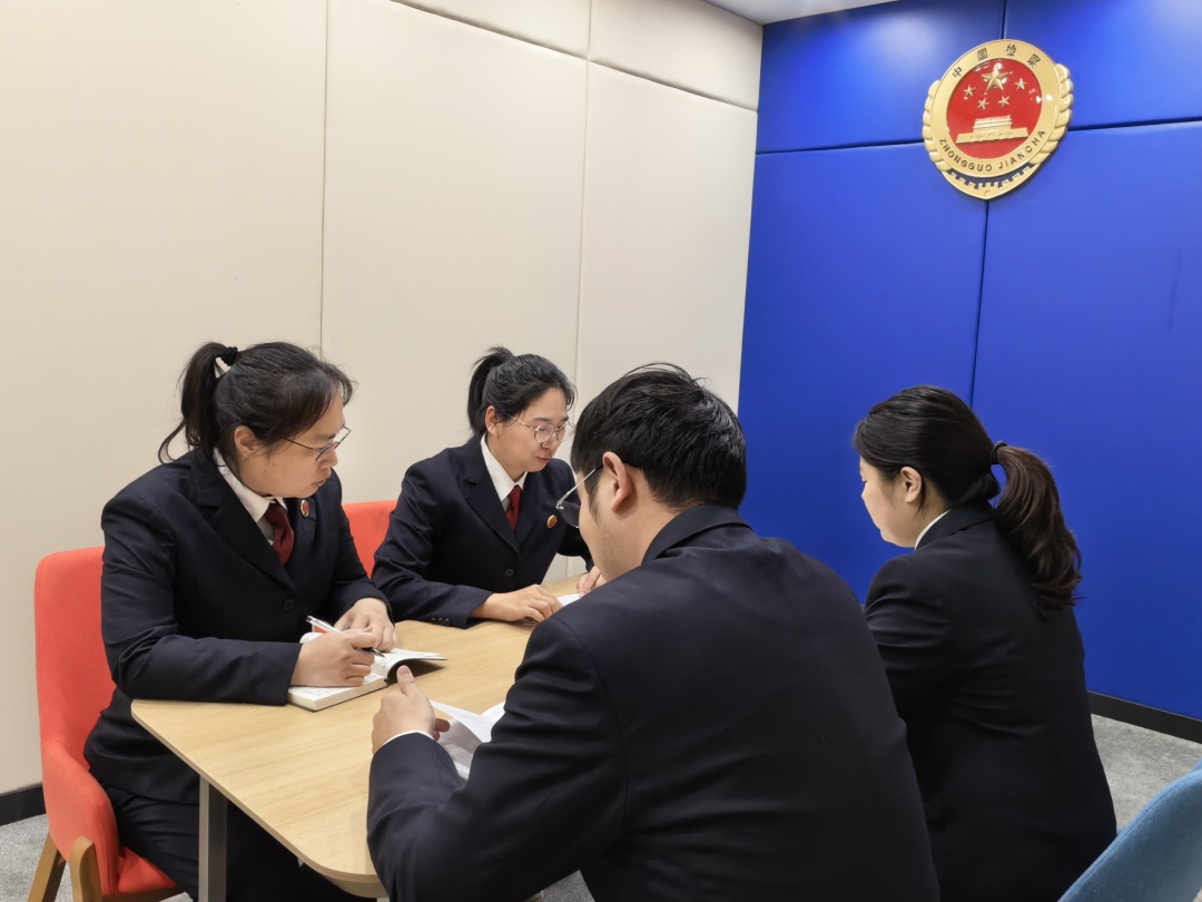 “高档水果批发”群里藏着洗钱团伙｜今晚九点半