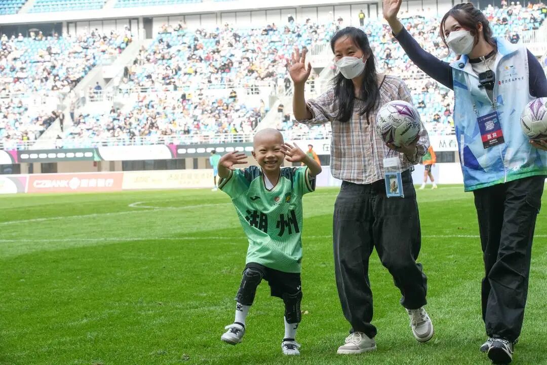 “想踢一场真正的足球”！身患罕见肿瘤的6岁四川男孩圆梦浙江绿茵场