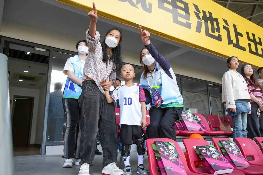 “想踢一场真正的足球”！身患罕见肿瘤的6岁四川男孩圆梦浙江绿茵场