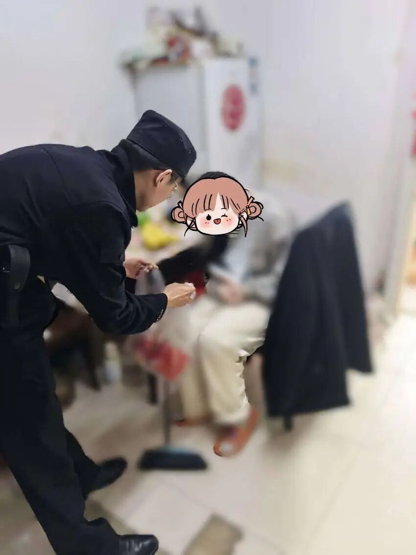 “警察叔叔，能不能帮帮我。”
