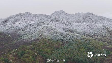 山顶覆白！辽宁本溪四月桃花雪冬春同框