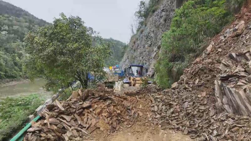 江西铜鼓：持续降雨诱发山体崩塌 公路部门紧急抢通