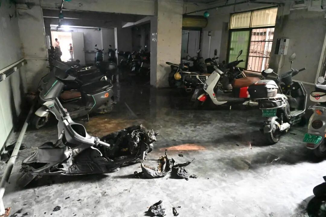 电动自行车起火，两大“功臣”救了整栋楼！