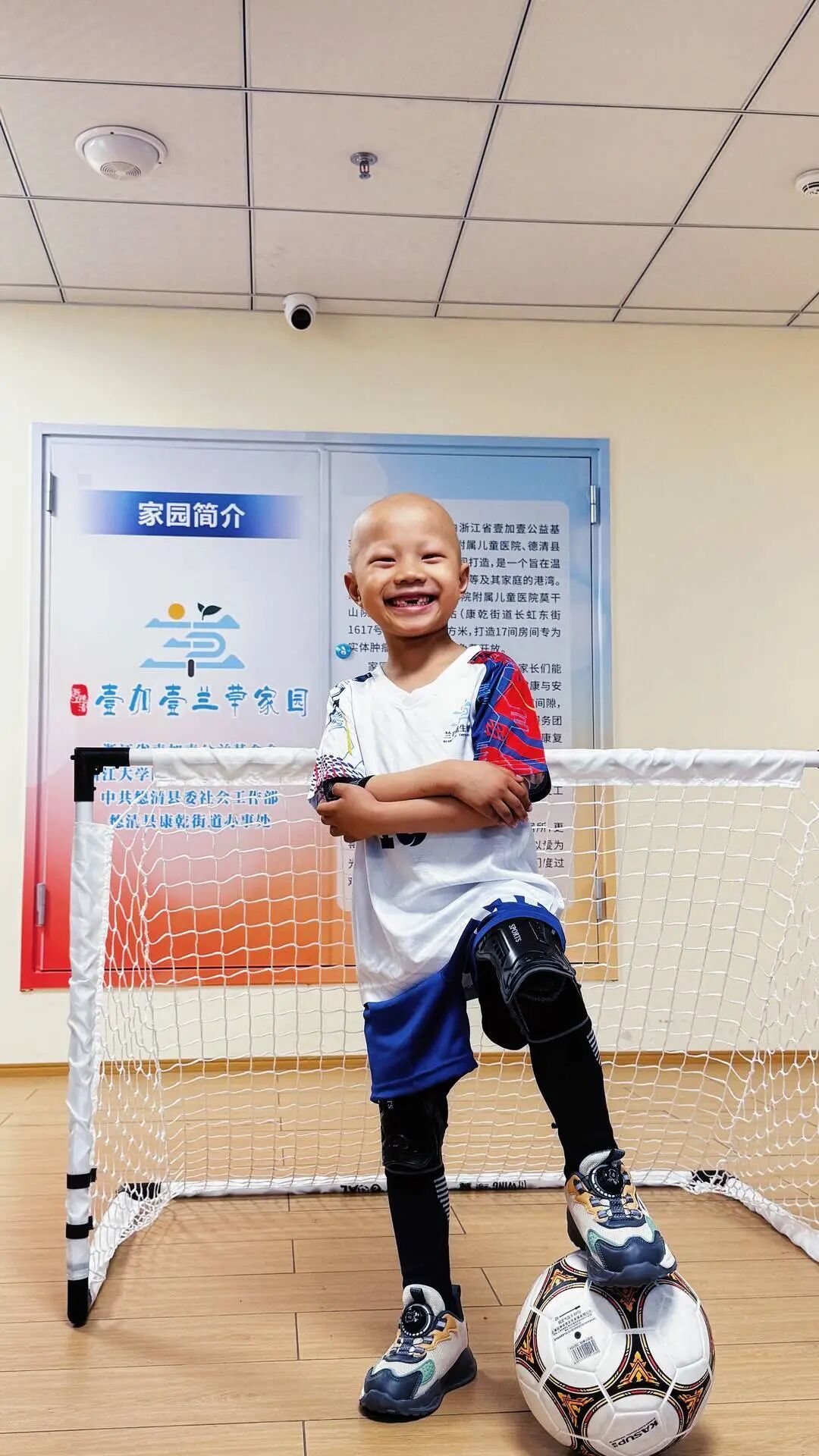 “想踢一场真正的足球”！身患罕见肿瘤的6岁四川男孩圆梦浙江绿茵场