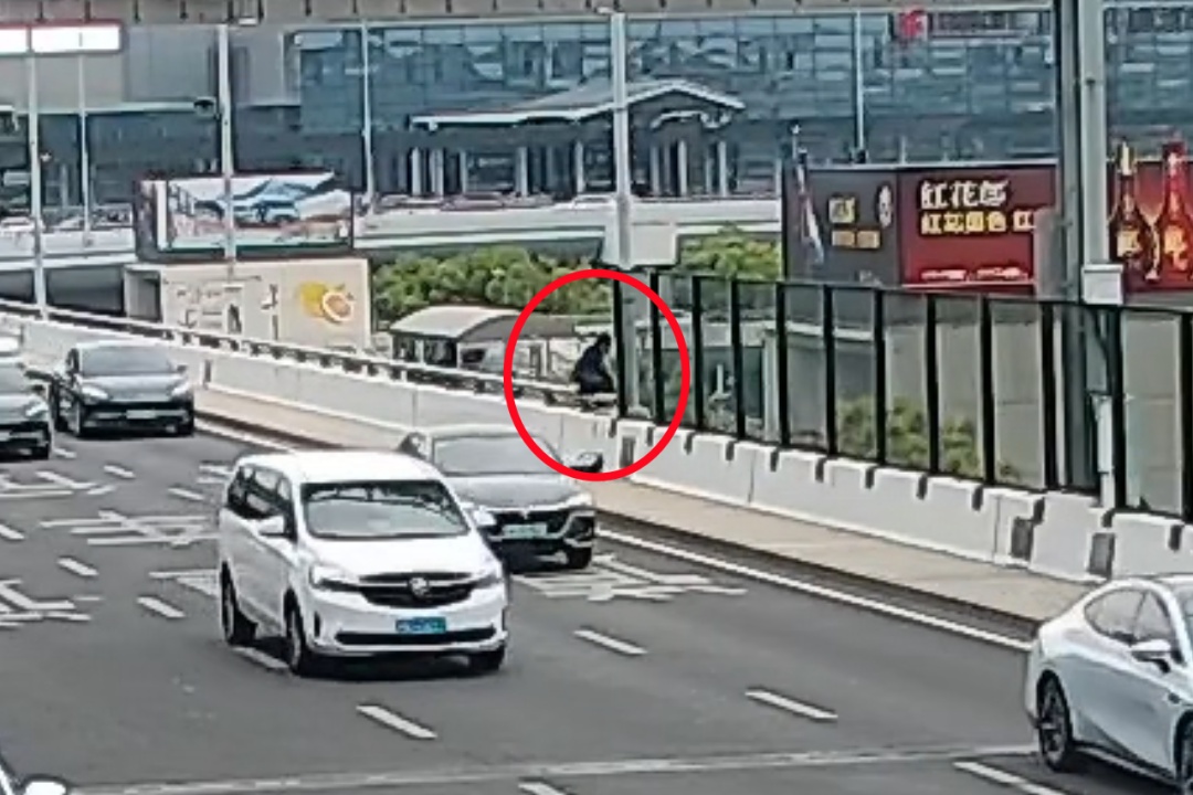 生死瞬间！00后民警用一个拥抱将他拉回！