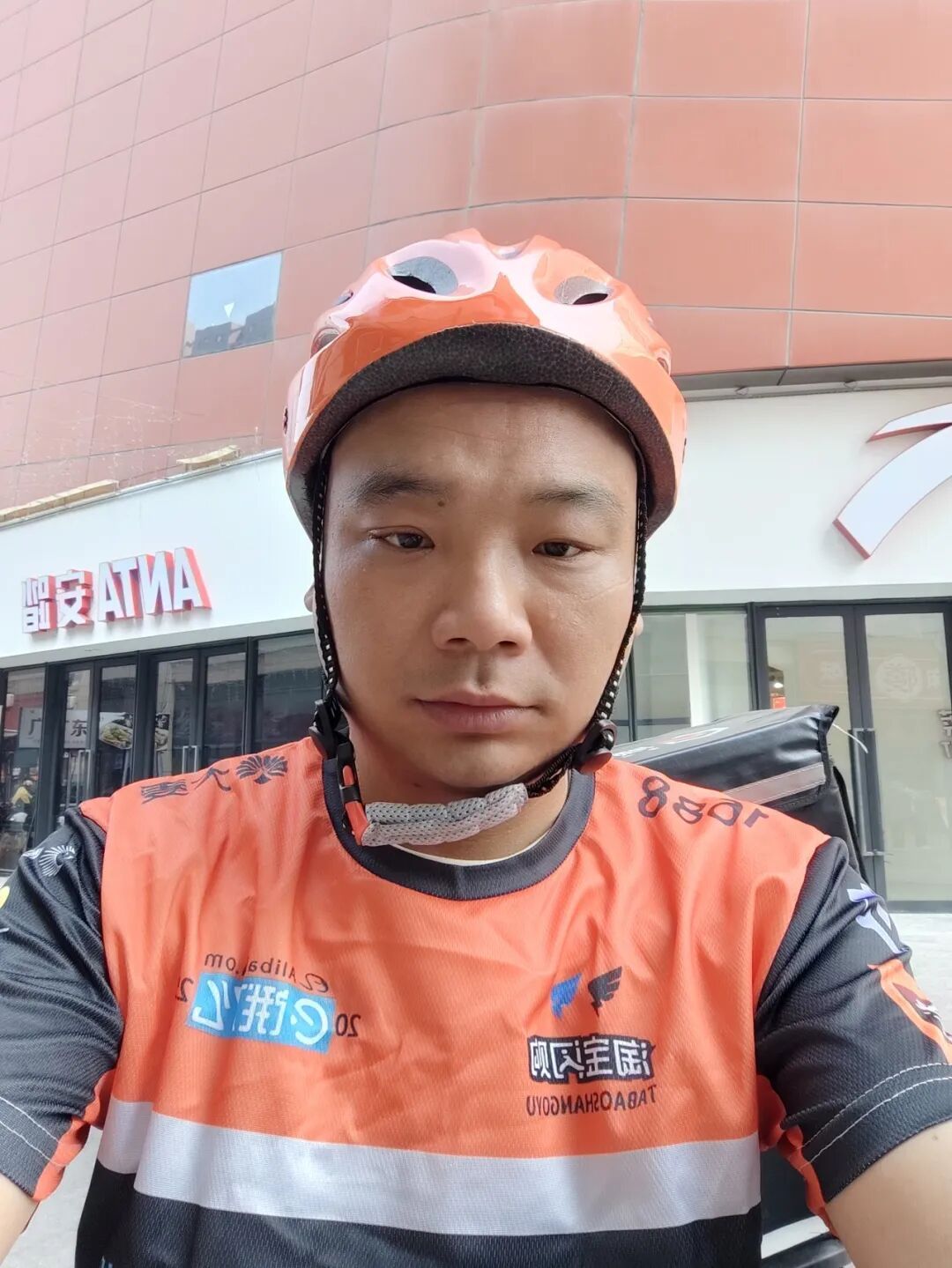 阜阳街头！外卖小哥的这个举动，被全程拍下！