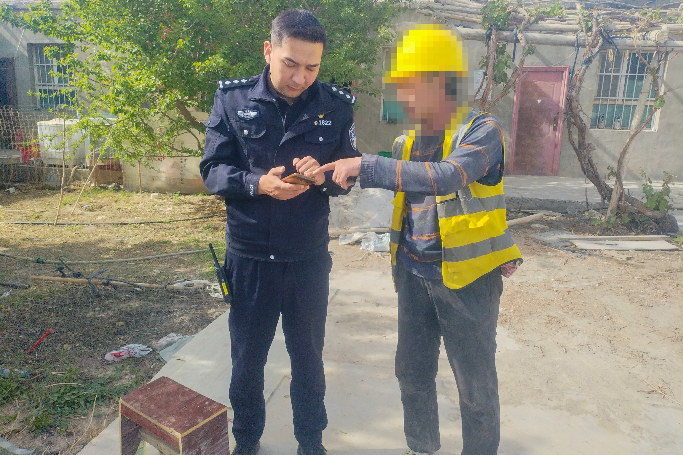 “你银行卡里的33万还在！”新疆轮台民警紧急止付守住群众血汗钱