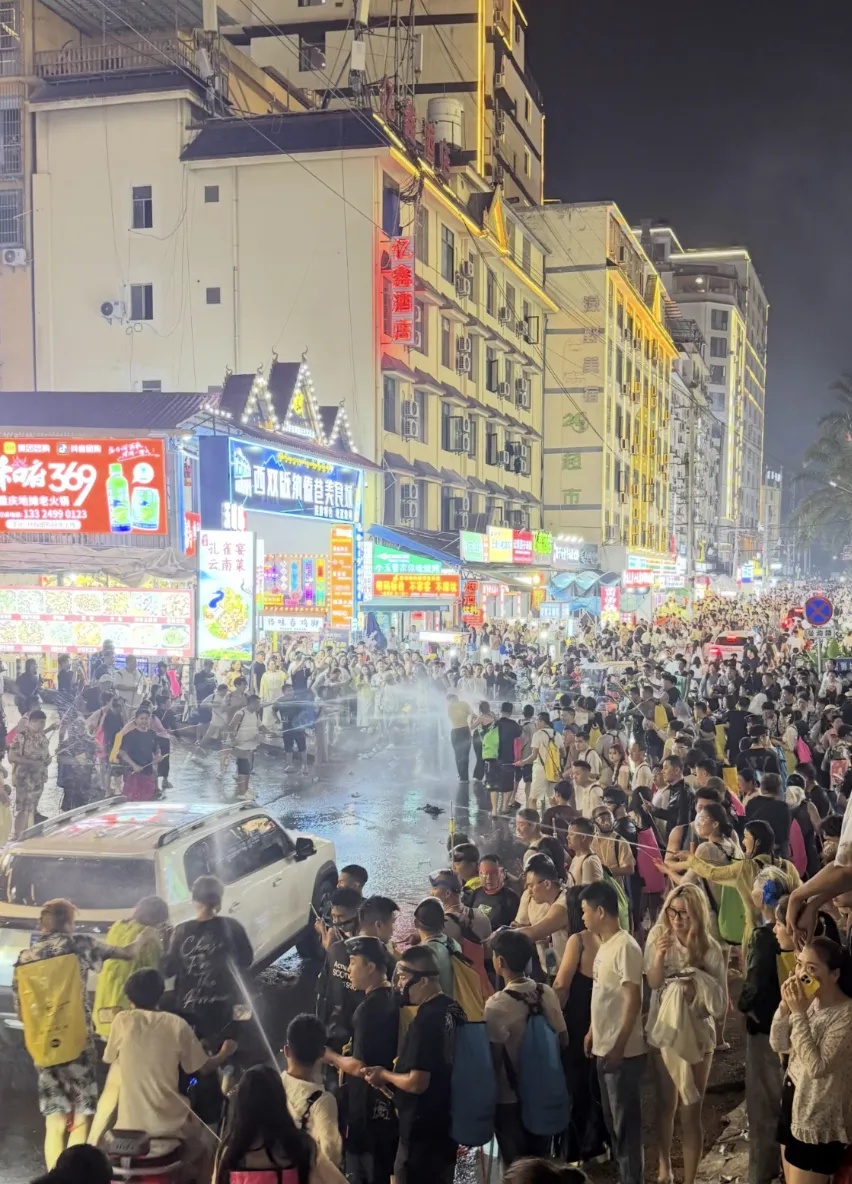 西双版纳通报网传“女子被围堵泼水”：已介入核查！