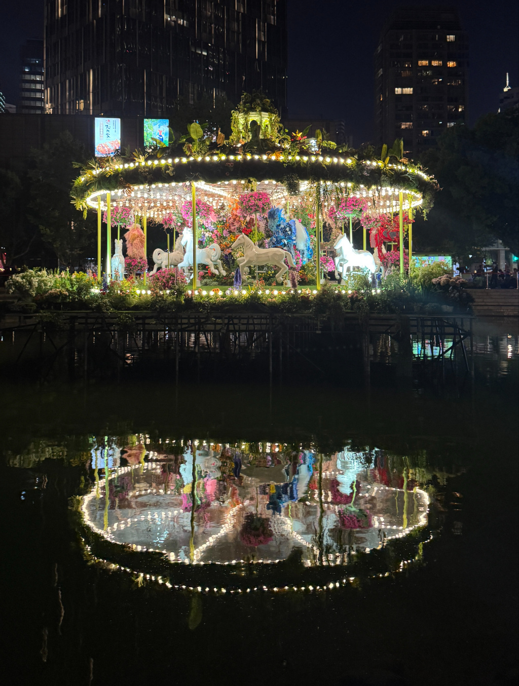 春日上海满城花海：旋转木马浪漫梦幻，云南花摊客流如织