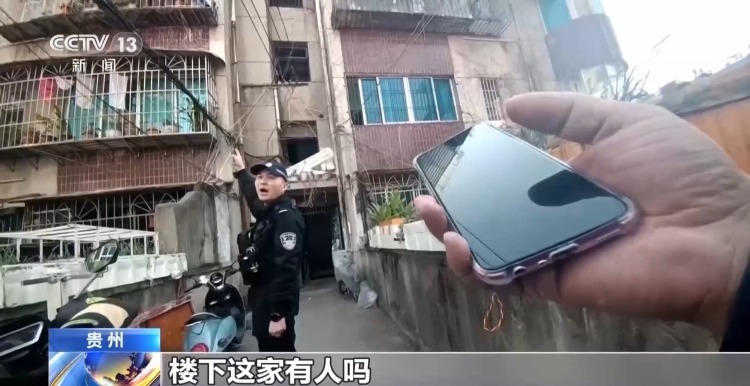 幼童悬空8楼窗外颈部被卡住 多方合力营救