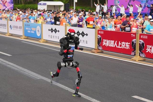 从“翻车”到超越纪录！人形机器人这一年经历了什么