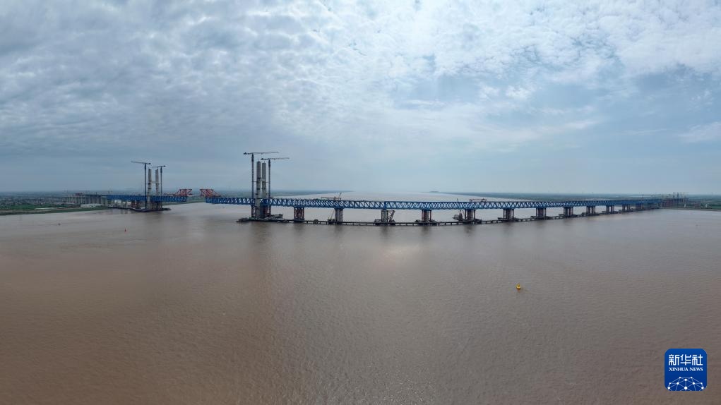 南北岸“牵手”近在咫尺！崇启公铁长江大桥预计5月底合龙