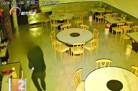 男子专挑凌晨上街“闲逛” 钻商铺偷窃，老板报警后竟牵出多起盗窃案......