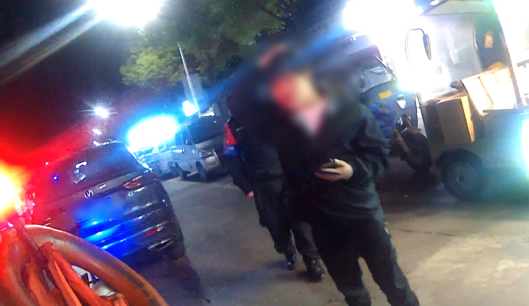 撞完警车还想私了？男子：2000块行不行？