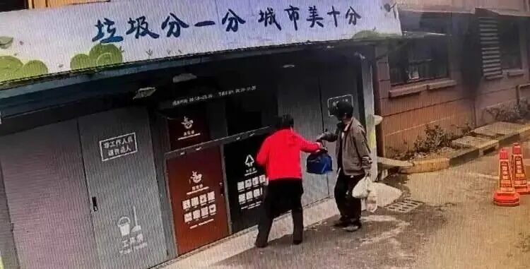 环卫工捡到藏着30万现金的牛奶箱! 在上海一小区垃圾站旁,失主居然不是来丢垃圾的人…