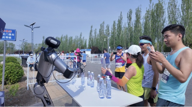 从“翻车”到超越纪录！人形机器人这一年经历了什么